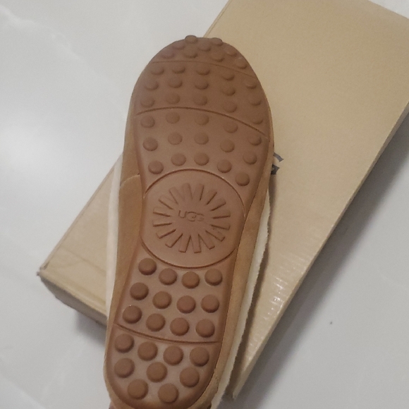 UGG Women's Tan Slippers - Picture 4 of 6